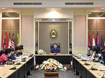 The President of the SSRU council Mr.
Korn Dabbarabsi  on his visit to College
of Nursing and Health