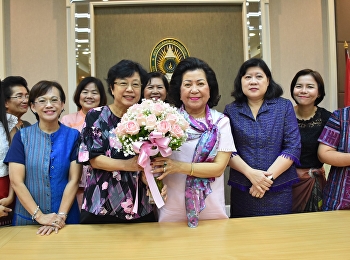 รองคณบดีฝ่ายบริหาร
เป็นตัวแทนมอบช่อดอกไม้แสดงความยินดีกับผู้ช่วยศาสตราจารย์
ดร.พรพรรณ วรสีหะ
เนื่องในโอกาสที่สภามหาวิทยาลัยราชภัฏสวนสุนันทา
มีมติแต่งตั้งให้ดำรงตำแหน่งคณบดีวิทยาลัยพยาบาลและสุขภาพ