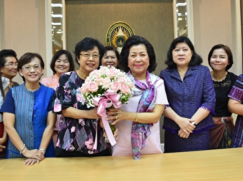 Deputy Dean for Administration Presented
a bouquet to congratulate.