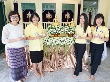 Attending the Buddha image of
Sunantakorn and the statue of Her
Majesty Queen Sunanta Kumariarat on the
eve of Songkran