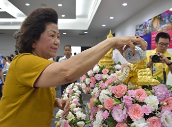 คณบดีวิทยาลัยพยาบาลและสุขภาพ คณาจารย์
เจ้าหน้าที่ และนักศึกษา
ร่วมในพิธีสรงน้ำพระพุทธรูปและรูปหล่อสมเด็จพระนางเจ้าสุนันทากุมารีรัตน์ฯ
รดน้ำขอพรผู้บริหารเนื่องในวันสงกรานต์
ประจำปี 2562