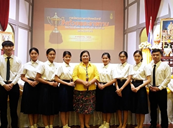 Students from Nursing College Attending
Thai manners
