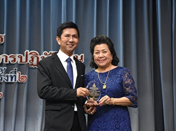 Dean of College of Nursing and Health
Receive a shield of honor 