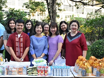 Merit making ceremony to give food to 20
monks for 20 monks during the lunar new
year.