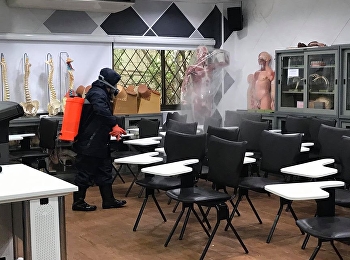 วิทยาลัยพยาบาลและสุขภาพ
ร่วมกับฝ่ายอาคารสถานที่และบริการ
ดำเนินการพ่นยาฆ่าเชื้อในพื้นที่ของวิทยาลัยฯ
ตั้งแต่ ห้องสำนักงานคณบดี ห้องพักอาจารย์
ห้องเรียน และห้องปฏิบัติการพยาบาล
เพื่อป้องกันการแพร่เชื้อของไวรัส
COVID-19