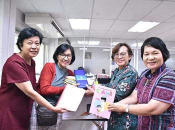 อาจารย์ ดร.อุดมพร ยิ่งไพบูลย์สุข
รับมอบหนังสือพยาบาลและอุปกรณ์การศึกษา
จากคุณสุธาทิพย์ หริ่มประพร มารดานายชวนัท
หริ่มประพร
ศิษย์เก่าวิทยาลัยพยาบาลและสุขภาพ รุ่น 6