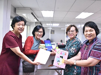 Dr. Udomphon Yingpaibunsuk Receiving
nursing books and educational equipment
From Khun Suthathip Himmpraporn, mother
of Mr Chawanat Hampraporn, alumni of the
College of Nursing and Health