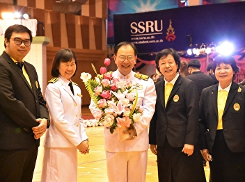 Deputy Dean for Academic Affairs Along
with the administrators and personnel of
the College of Nursing and Health Give a
bouquet of thanks to Asst. Prof. Dr.
Chananart Minanandana, acting on behalf
of the Vice President for Student
Affairs.