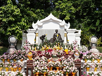 Administrators, faculty, and staff of
college of nursing and health attended
the royal birthday sacrifice ceremony
Her Majesty Queen Sunandha Kumarirat
Phraborom Ratchathewi