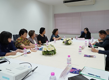 คณบดีวิทยาลัยพยาบาลและสุขภาพ
ให้การต้อนรับผู้ทรงคุณวุฒิซึ่งเป็นคณะกรรมการติดตาม
ตรวจสอบและประเมินผลงานของมหาวิทยาลัย