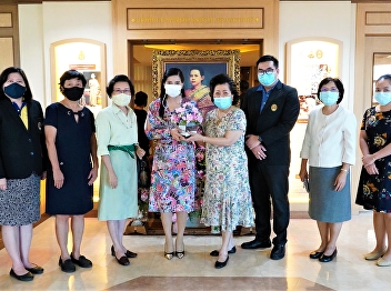 Dean College of Nursing and Health Led
the management team To give a flower
vase to bless the birthday President of
Suan Sunandha Rajabhat University