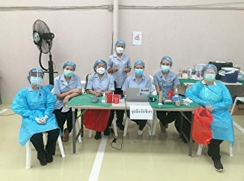 Lecturer at the College of Nursing and
Health Join to work as a volunteer nurse
for vaccinating against coronavirus
disease 2019 (COVID-19) with health
service centers, 6 women cultural clubs
at the Saphan Khao market vaccination
service point.