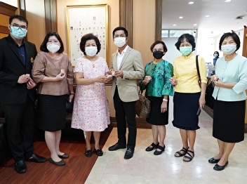 Dean of the College of Nursing and
Health along with Deputy Dean office
head Giving a vase of flowers to pay
homage and a happy new year 2022 to the
president of Suan Sunandha Rajabhat
University Council
