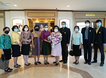 Dean College of Nursing and Health along
with Deputy Dean office head Presenting
a vase of flowers to pay homage and a
Happy New Year 2022 to the President of
Suan Sunandha Rajabhat University