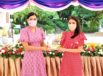 President, Suan Sunandha Rajabhat
University Awarded a plaque to Dr. Araya
Thipwong from the College of Nursing and
Health. Winner of the Thai cloth costume
contest