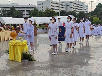 Lecturers and students of the College of
Nursing and Health Attending the bush
laying ceremony to pay homage to Her
Royal Highness Princess Srinagarindra On
the occasion of the National Nurses Day,
year 2022