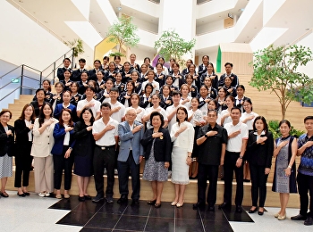 Dean of the College of Nursing and
Health along with teacher and students
from the Thanyarak Club Suan Sunandha
Rajabhat University welcomed and
presented the results of operations to
the follow-up inspection team