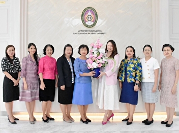 Dean of the College of Nursing and
Health receiving flowers to congratulate
Dean of the Faculty of Humanities and
Social Sciences on the occasion of being
appointed as Dean of the College of
Nursing and Health Suan Sunandha
Rajabhat University