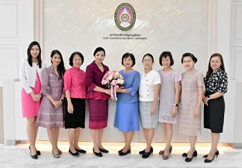 คณบดีวิทยาลัยพยาบาลและสุขภาพ
รับมอบดอกไม้แสดงความยินดีจาก
คณบดีคณะพยาบาลศาสตร์
จุฬาลงกรณ์มหาวิทยาลัย
เนื่องในโอกาสได้รับแต่งตั้งให้ดำรงตำแหน่งคณบดีวิทยาลัยพยาบาลและสุขภาพ
มหาวิทยาลัยราชภัฏสวนสุนันทา