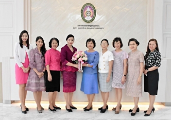 Dean of the College of Nursing and
Health receiving flowers to congratulate
Dean of the Faculty of Nursing
Chulalongkorn University on the occasion
of being appointed as Dean of the
College of Nursing and Health Suan
Sunandha Rajabhat University