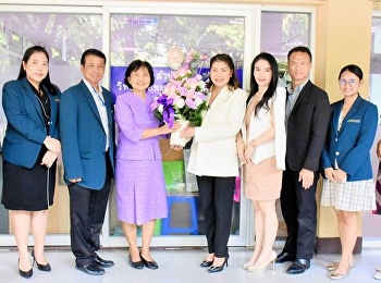 คณบดีวิทยาลัยพยาบาลและสุขภาพ
รับมอบดอกไม้แสดงความยินดีจากรักษาราชการแทนคณบดีวิทยาลัยการเมืองและการปกครอง
พร้อมด้วยผู้บริหาร คณาจารย์
และเจ้าหน้าที่เนื่องในโอกาสได้รับแต่งตั้งให้ดำรงตำแหน่งคณบดีวิทยาลัยพยาบาลและสุขภาพ
มหาวิทยาลัยราชภัฏสวนสุนันทา