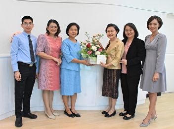Dean of the College of Nursing and
Health receiving flowers to congratulate
Lecturer of Pediatric Nursing Academic
Group on the occasion of being appointed
as Dean of the College of Nursing and
Health
