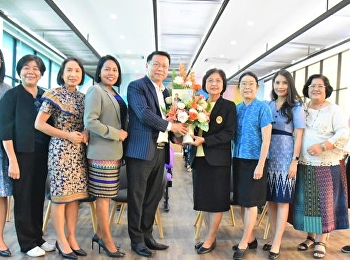 คณบดีวิทยาลัยพยาบาลและสุขภาพ
รับมอบดอกไม้แสดงความยินดีจากคณบดีวิทยาลัยสหเวชศาสตร์
พร้อมด้วยผู้บริหารวิทยาลัยสหเวชศาสตร์
เนื่องในโอกาสได้รับแต่งตั้งให้ดำรงตำแหน่งคณบดีวิทยาลัยพยาบาลและสุขภาพ