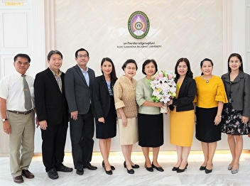 Dean of the College of Nursing and
Health receive flowers to congratulate
from the Dean of the Faculty of
Education, administrators, faculty and
staff on the occasion of being appointed
as Dean of the College of Nursing and
Health.