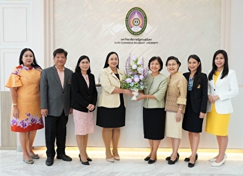 Dean of the College of Nursing and
Health Received congratulatory flowers
from the Dean of the College of
Innovation and Management,
administrators, faculty and staff on the
occasion of being appointed as Dean of
the College of Nursing and Health.