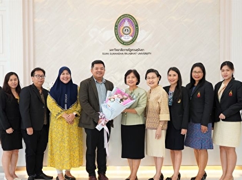 Dean of the College of Nursing and
Health receive flowers to congratulate
from the Dean of the Faculty of Fine and
Applied Arts, administrators, faculty
and personnel on the occasion of being
appointed as Dean of the College of
Nursing and Health.