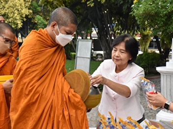 Dean of the College of Nursing and
Health along with Associate Dean,
lecturer in charge of the program head
office and staff of the College of
Nursing and Health Participate in making
merit