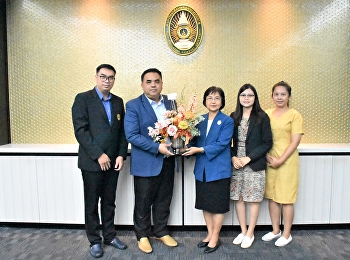 Dean of the College of Nursing and
Health Give a vase of flowers to
congratulate executives on the occasion
of being appointed to the position.