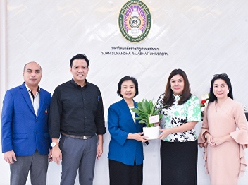 October 31, 2023 Assistant Professor Dr.
Tasanee Attharos, Dean of the College of
Nursing and Health Receive flowers to
express congratulations from Assistant
Professor Kanpas Utapao, Dean of the
College of Communication Arts