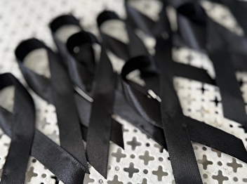 The College of Nursing and Health
Sciences, Suan Sunandha Rajabhat
University, joined together to create
black ribbons or bows to distribute to
students and the general public.